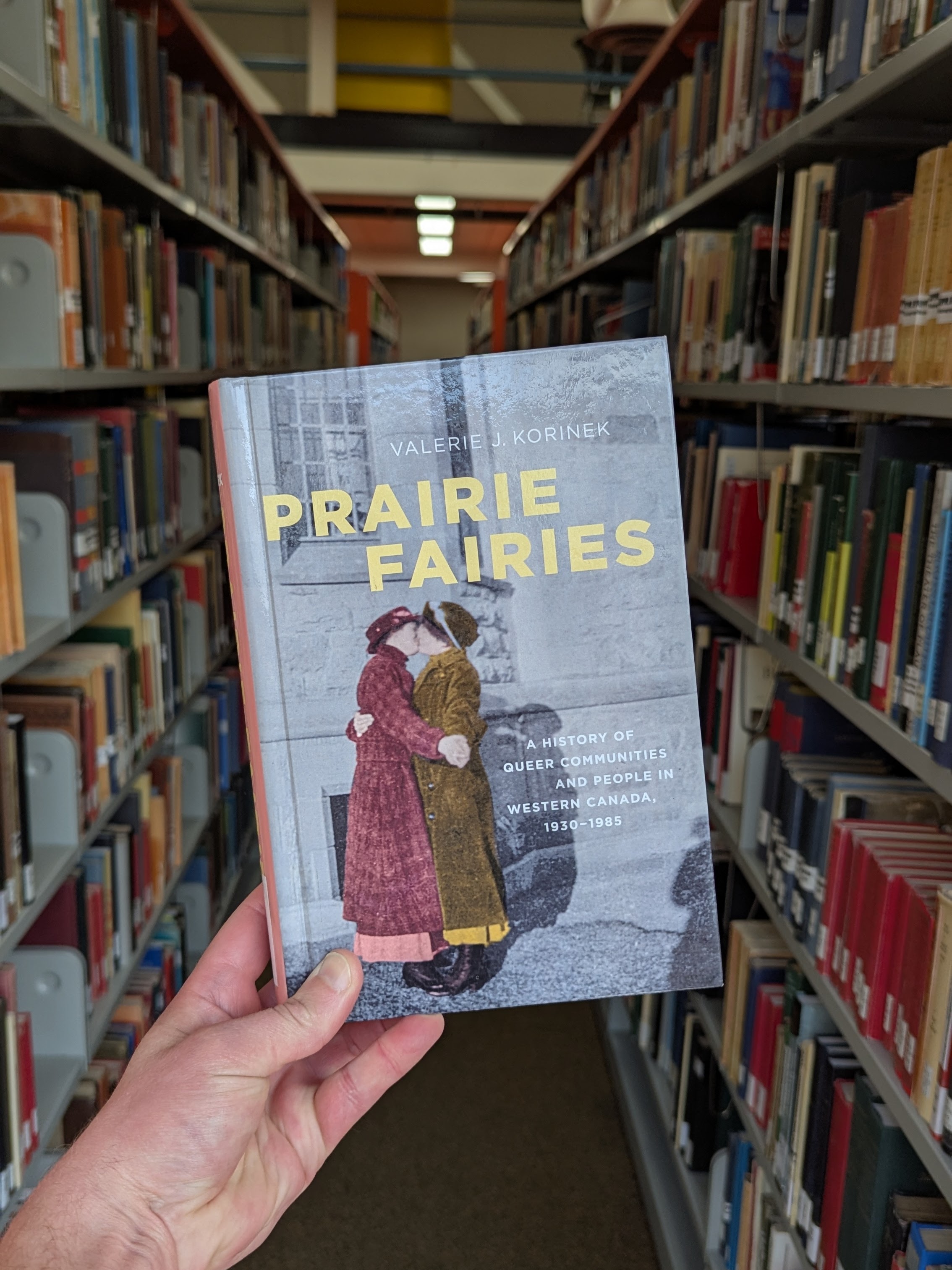 Two human beings kiss on the cover.
